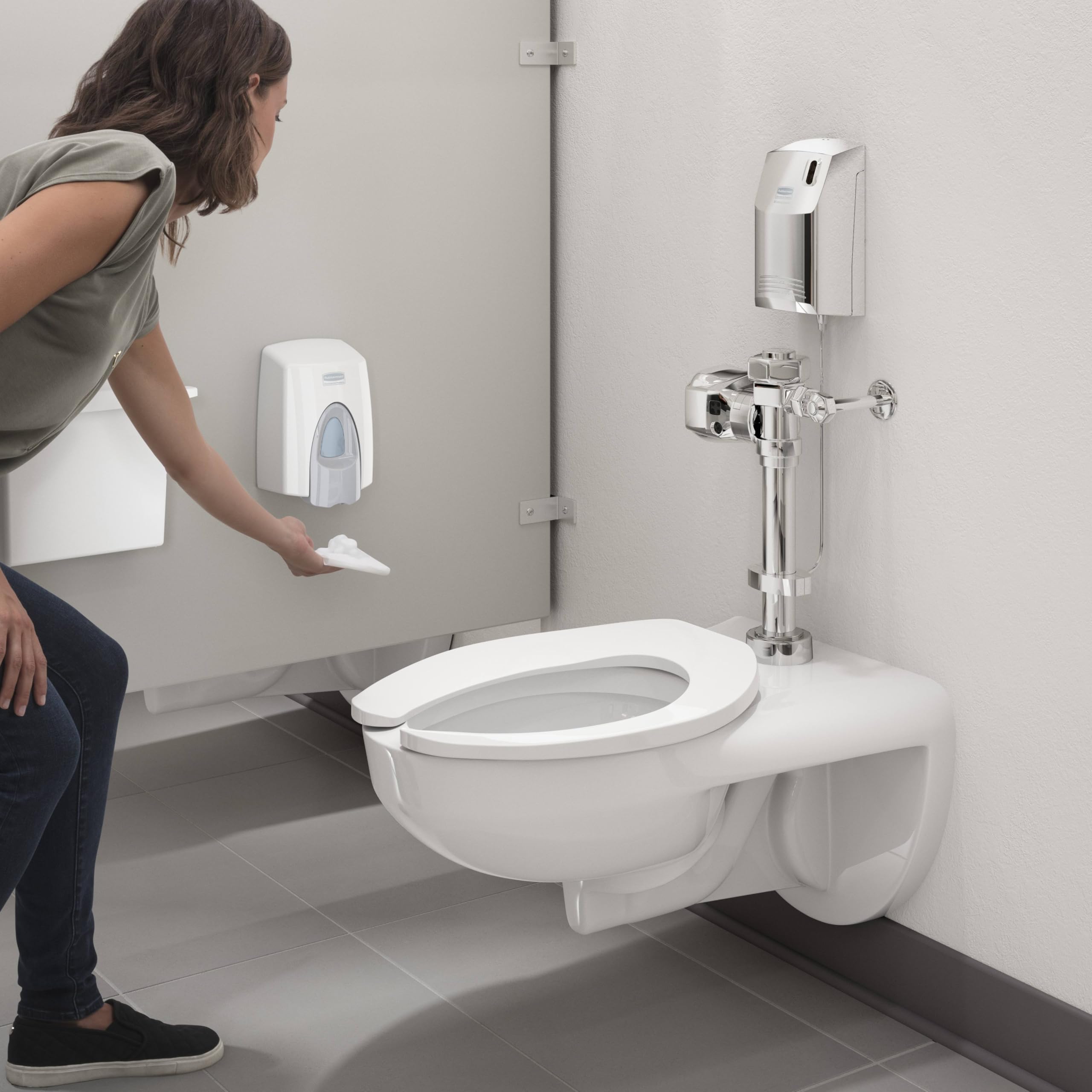 Rubbermaid Commercial FG402310 Clean Seat Foam Toilet Cleaner System Dispenser, 400ml, White - Image 3